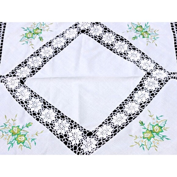 VTG White Cotton Table Cloth Vibrant Embroidery & Hand Crochet Border + Cutwork - Picture 3 of 5